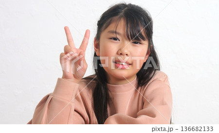 小学生 ピース イメージ 小学生 ピース イメージ 136682133