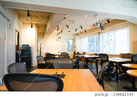 無人のシェアオフィスの風景 無人のシェアオフィスの風景 136682145