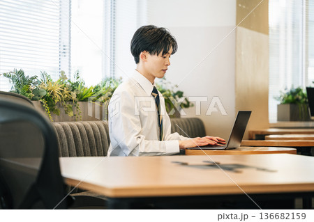 シェアオフィスで仕事をする若いビジネスマン 136682159