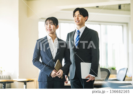 スーツを着た若い新卒社員の男女のポートレート 136682165