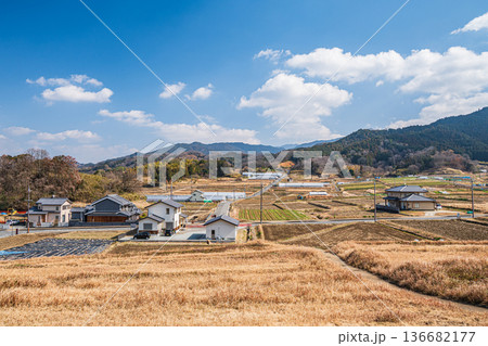 国営飛鳥歴史公園キトラ古墳周辺地区から望む田園風景　奈良県 136682177