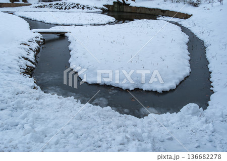 水辺の雪景色 136682278