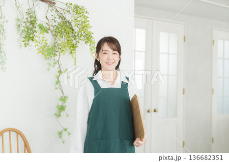 エプロンを着た笑顔の女性 136682351