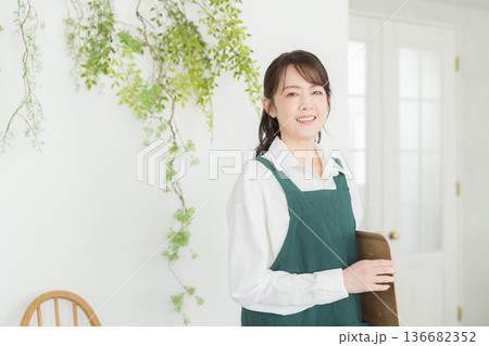 エプロンを着た笑顔の女性 136682352