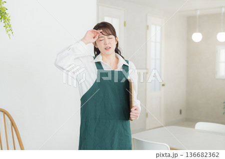 エプロンを着た笑顔の女性 エプロンを着た笑顔の女性 136682362