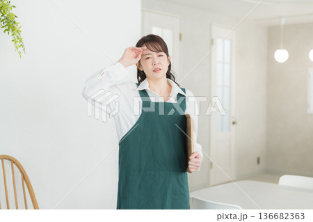 エプロンを着た笑顔の女性 エプロンを着た笑顔の女性 136682363