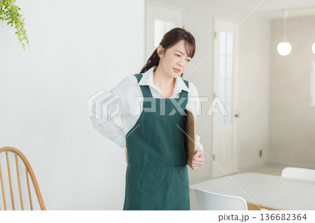 エプロンを着た笑顔の女性 エプロンを着た笑顔の女性 136682364