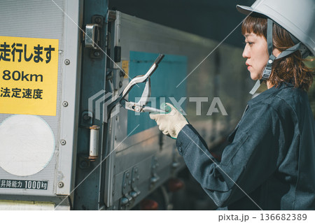 truck driver 136682389