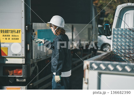 truck driver 136682390