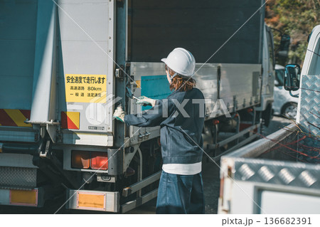 truck driver 136682391