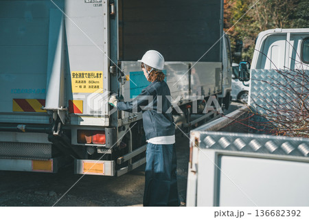truck driver 136682392