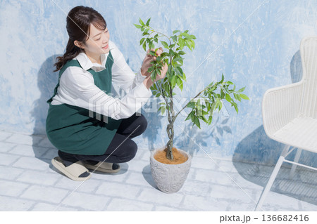 エプロンを着た笑顔の女性 エプロンを着た笑顔の女性 136682416