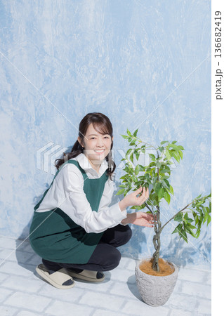 エプロンを着た笑顔の女性 エプロンを着た笑顔の女性 136682419