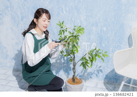 エプロンを着た笑顔の女性　　　 136682421