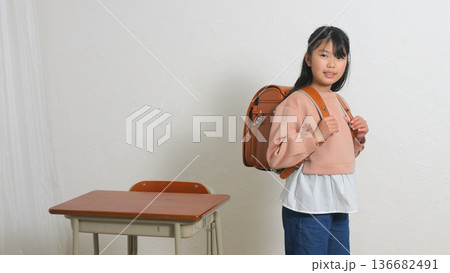 小学生 ランドセル 机 イメージ 136682491