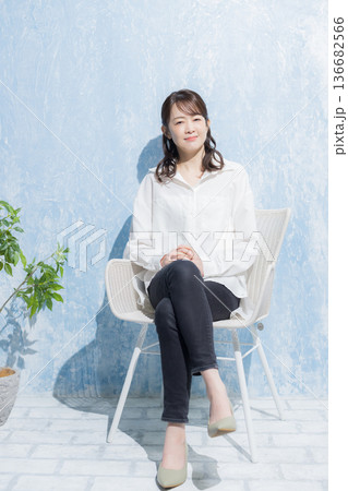 ガーデンチェアに座る女性 136682566