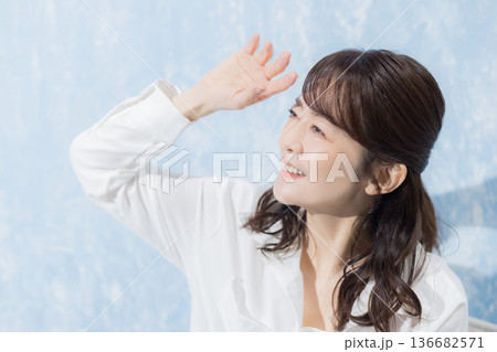 ガーデンチェアに座る女性 136682571