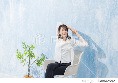ガーデンチェアに座る女性 ガーデンチェアに座る女性 136682592