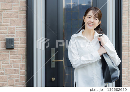 外出する玄関ドア前の女性 136682620