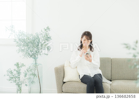 リビングでスマホを見る女性 リビングでスマホを見る女性 136682658
