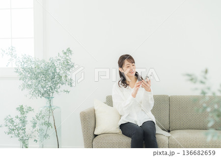 リビングでスマホを見る女性 リビングでスマホを見る女性 136682659
