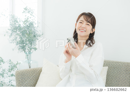 リビングでスマホを見る女性 リビングでスマホを見る女性 136682662