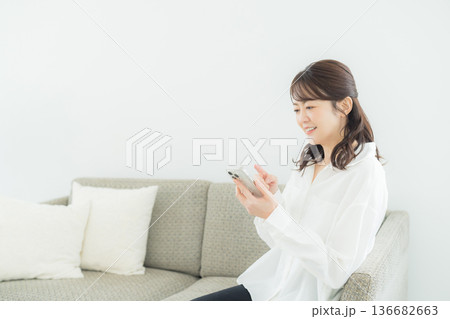 リビングでスマホを見る女性 リビングでスマホを見る女性 136682663