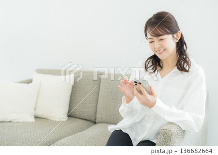 リビングでスマホを見る女性 リビングでスマホを見る女性 136682664
