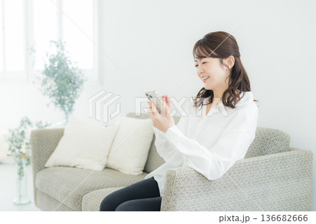 リビングでスマホを見る女性 リビングでスマホを見る女性 136682666