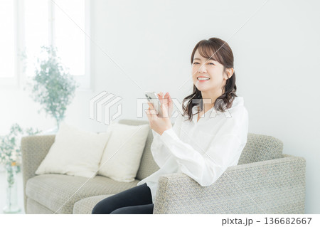 リビングでスマホを見る女性 リビングでスマホを見る女性 136682667