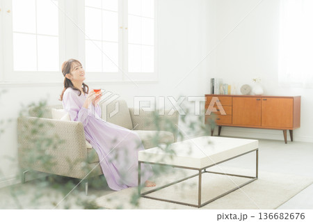 リビングで紅茶を飲む女性 リビングで紅茶を飲む女性 136682676