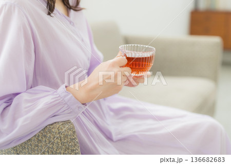 リビングで紅茶を飲む女性 136682683
