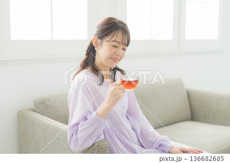 リビングで紅茶を飲む女性 136682685