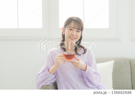 リビングで紅茶を飲む女性 リビングで紅茶を飲む女性 136682686