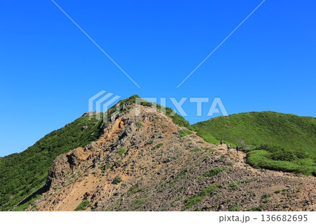 那須岳の登山道から見た茶臼岳山頂 那須岳の登山道から見た茶臼岳山頂 136682695