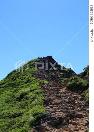 那須岳の登山道から見た茶臼岳山頂 那須岳の登山道から見た茶臼岳山頂 136682698
