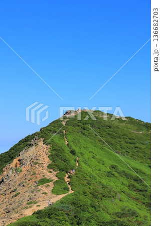 那須岳の登山道から見た茶臼岳山頂 136682703