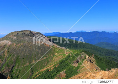 那須岳の登山道から見た茶臼岳山頂 那須岳の登山道から見た茶臼岳山頂 136682711