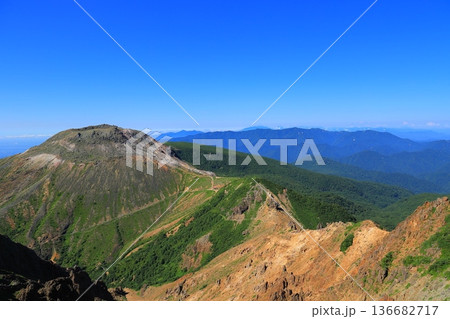 那須岳の登山道から見た茶臼岳山頂 那須岳の登山道から見た茶臼岳山頂 136682717