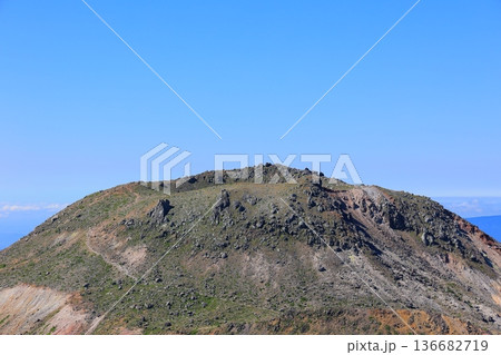 那須岳の登山道から見た茶臼岳山頂 136682719