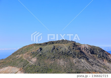 那須岳の登山道から見た茶臼岳山頂 136682723