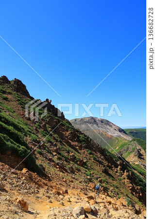 那須岳の登山道から見た茶臼岳山頂 136682728