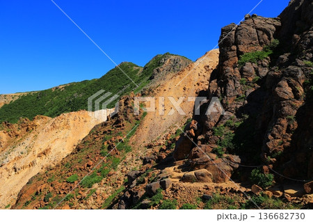 那須岳の登山道から見た茶臼岳山頂 那須岳の登山道から見た茶臼岳山頂 136682730