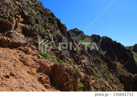 那須岳の登山道から見た茶臼岳山頂 那須岳の登山道から見た茶臼岳山頂 136682732