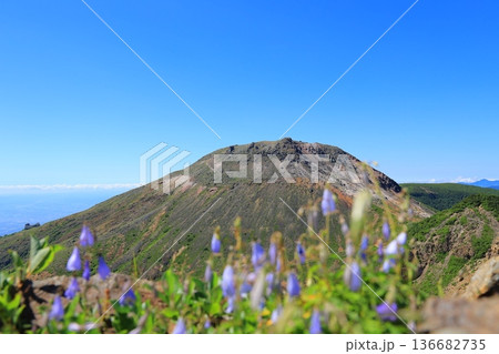 那須岳の登山道から見た茶臼岳山頂 那須岳の登山道から見た茶臼岳山頂 136682735
