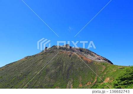 那須岳の登山道から見た茶臼岳山頂 136682743