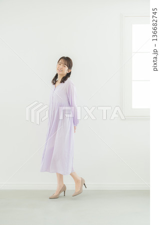 ラベンダー色のワンピースの女性 136682745