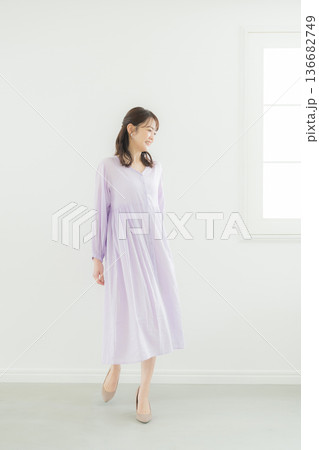 ラベンダー色のワンピースの女性 136682749