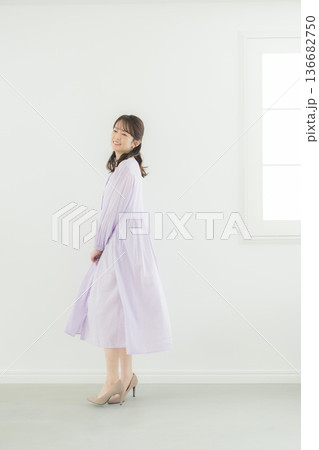 ラベンダー色のワンピースの女性 ラベンダー色のワンピースの女性 136682750