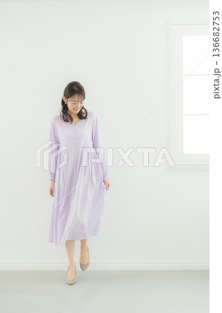 ラベンダー色のワンピースの女性 136682753